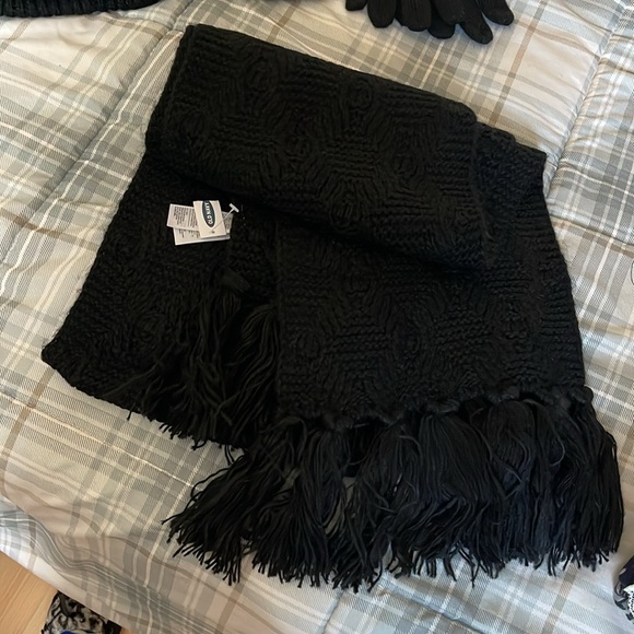 Brand new Old Navy four piece set! New with tags scarf/hat/headband/gloves - Picture 5 of 6